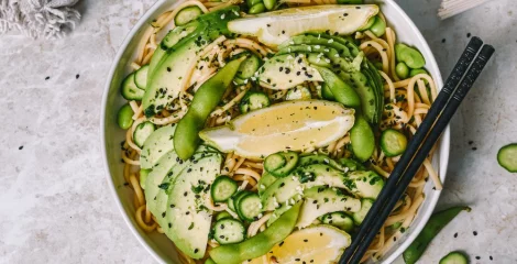 Udon rezanci z avokadom in črnim sezamom