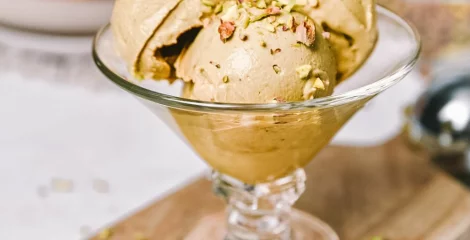 Zamrznjeni jogurt s pistacijami