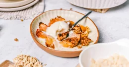 Ovseni crumble z breskvami