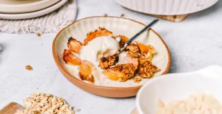 Breskve in ovseni crumble v paru ustvarijo kombinacijo, ki navduši že ob prvem grižljaju!