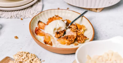 Ovseni crumble z breskvami