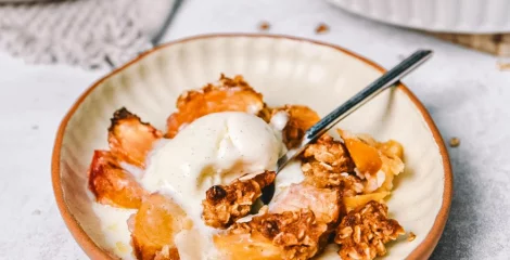 Ovseni crumble z breskvami