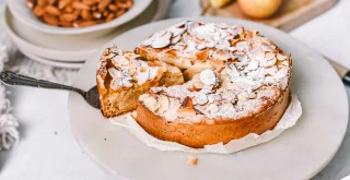 Ovseni kolač z mandlji in hruškami je naš favorit med sladicami!
