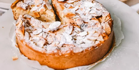 Ovseni kolač z mandlji in hruškami