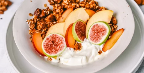 Granola z oljčnim oljem in suhimi figami