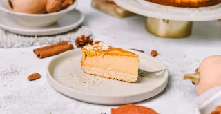Kremast bučni cheesecake, ki diši po jeseni in navduši že ob prvem grižljaju!