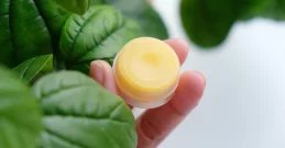 Naravno mazilo za ustnice - domači recept, ki ga ustnice obožujejo!