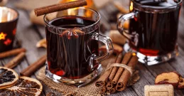 Kuhano vino v steklenem kozarcu s cimetom in začimbami