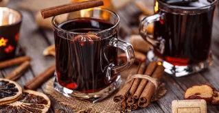 Kuhano vino v steklenem kozarcu s cimetom in začimbami